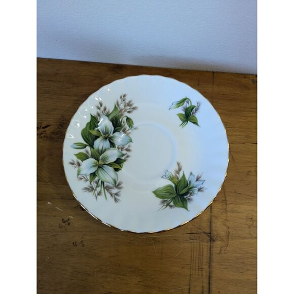 Royal Albert Bone China Trillium Tea Cup & Saucer Set England Floral Gold Trim - Picture 4 of 10